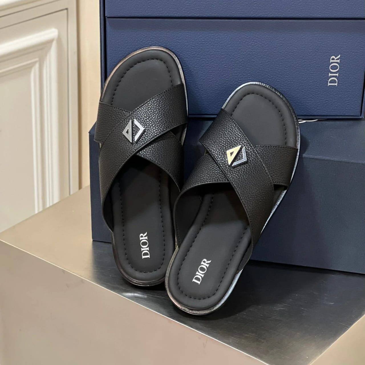 NEW CAME 
MEN DIOR SLIPPER 
*105 DHS*✅
SIZE -40 to 45

Zain40
♥️♥️♥️