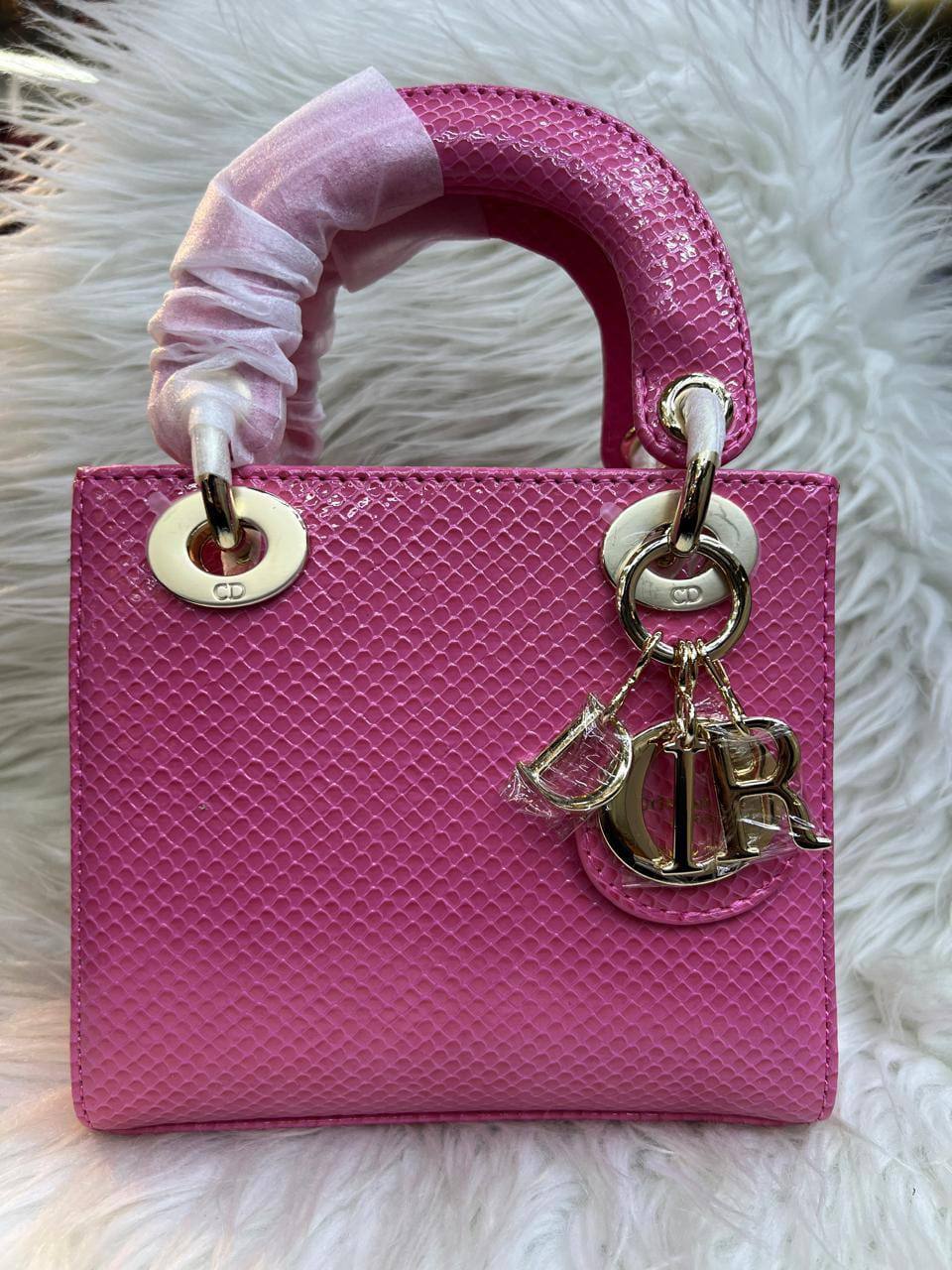 LADY DIOR
Master quality
17cm 

with box
🎁🎁🎁
260 dhs✅

Zain95
♥️♥️♥️