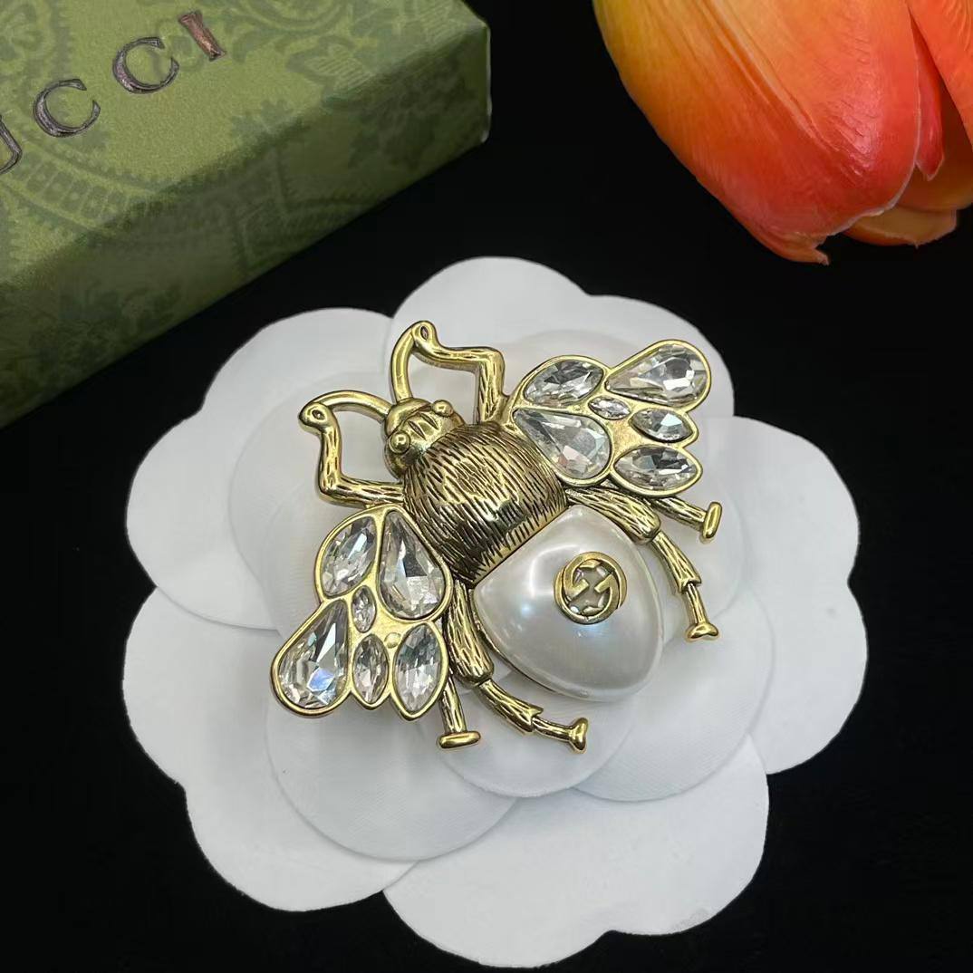 Gucci Set* 🌿
Necklace 
1 Earrings 
Bracelet 
Brooch 🦋
*Master Quality* 💐

*185 dhs🪙💕* AED normal box

Zain48
♥️♥️♥️