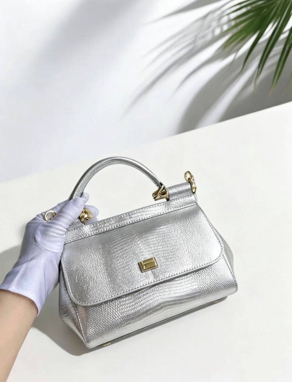 D&g

110 dhs
With box

Zain35
♥️♥️♥️