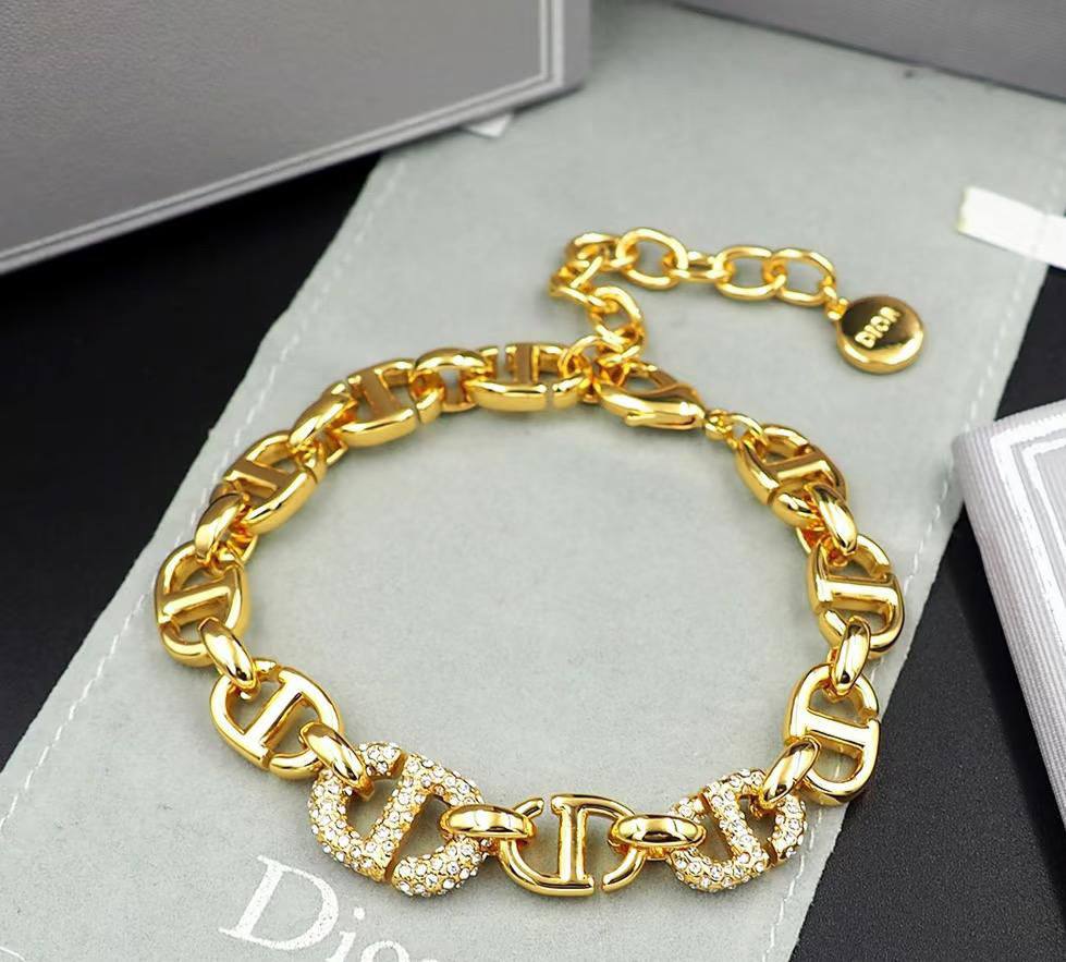 Dior CD set* 🎊
Necklace 
Earrings 
Bracelet 
Master quality 🦋

170 dhs❣️
normal box 📦

Zain48
♥️♥️♥️
