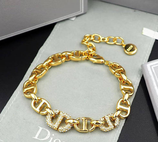 Dior CD set* 🎊
Necklace 
Earrings 
Bracelet 
Master quality 🦋

170 dhs❣️
normal box 📦

Zain48
♥️♥️♥️