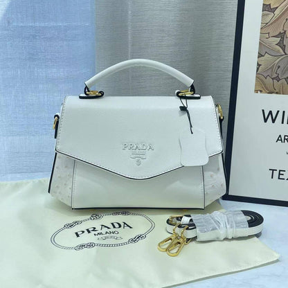 Prada 
Good Quality 
With Box 
🎁🎁🎁

110 dhs❤️

Zain250
♥️♥️♥️