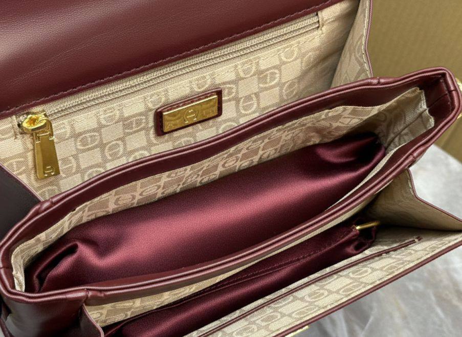AIGNER 
Class A quality 
with box
130 dhs💓

Zain175
♥️♥️♥️