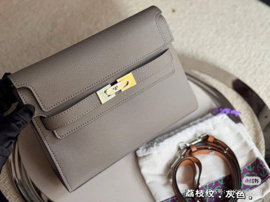 Master Bags
++++++ 
For Price 👇 WTSP Text Zain 0568585901

Zain142
♥️♥️♥️