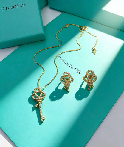 TIFFANY 
MASTER ✨💫
SET 

NECKLACE EARRINGS

110 dhs🇦🇪🇦🇪

WITH BOX AND PAPER BAG🎁🛍️

Zain89
♥️♥️♥️