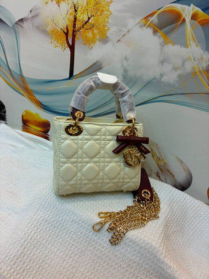 Dior 
Best quality 

with box 🎁

160 dhs✅
size 17Cm

Zain290
♥️♥️♥️