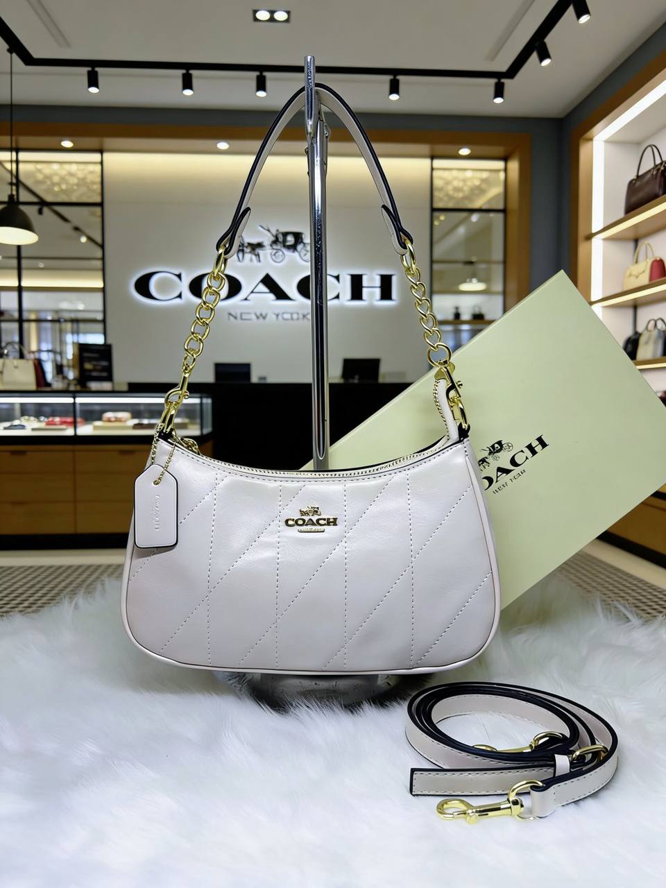 Coach

85 dhs🌺

with box.
🎁🎁🎁

Zain38
♥️♥️♥️
