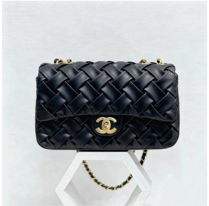 CHANEL 

HIGH QUALITY

 RESTOCK 
WITH BOX 

115 dhs🇦🇪🇦🇪🇦🇪

Zain295
♥️♥️♥️