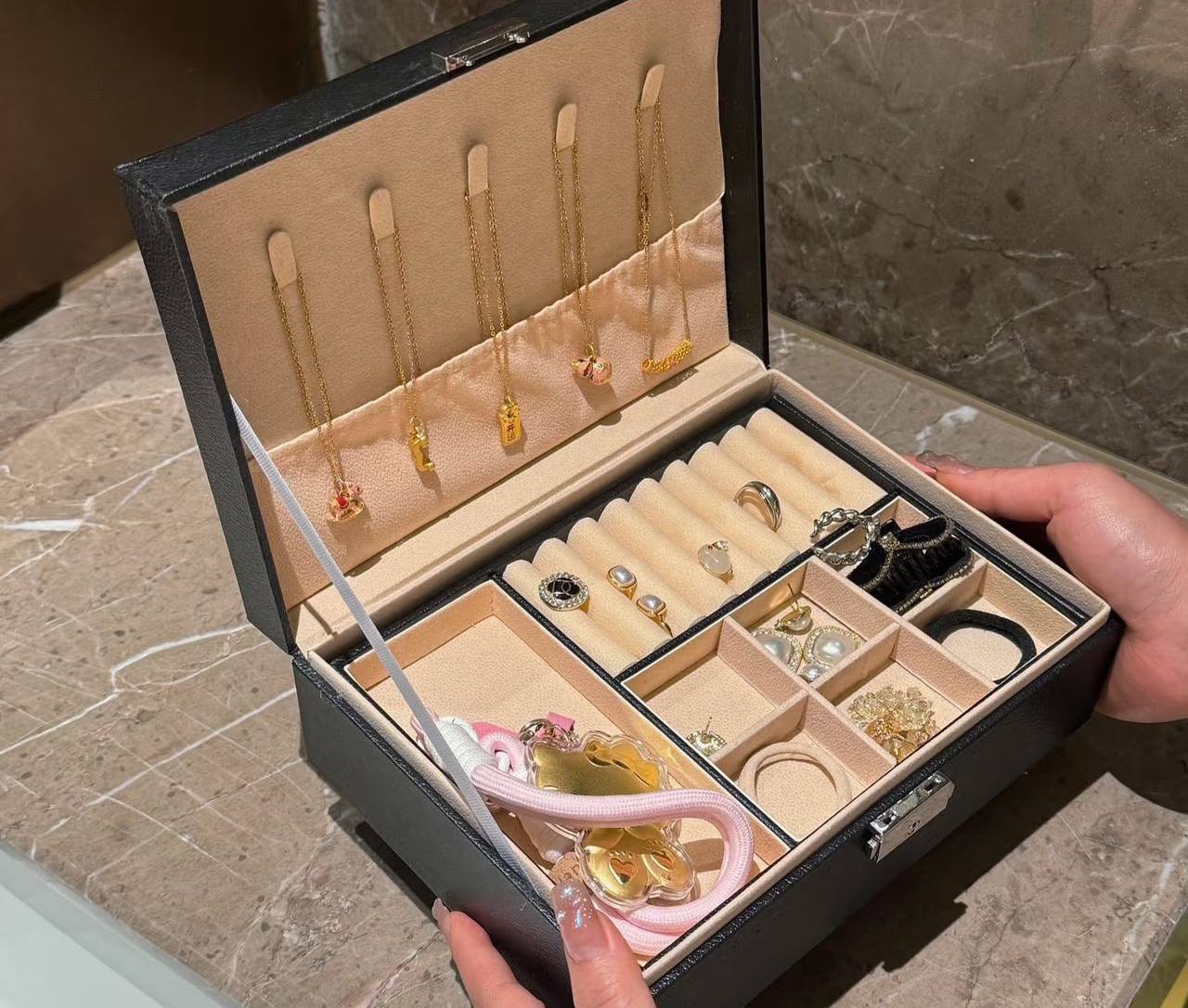 YSL ❤️‍🔥*
Jewelry box 🗃️ 
You can put your all accessories in this box 😳
Master quality 💥
75 dhs✅

Zain216
♥️♥️♥️