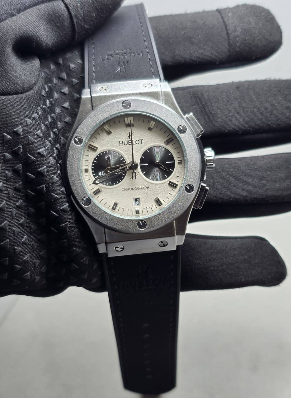 Hublot Men
*Chronograph working*
90 dhs🪙💕

Zain29
♥️♥️♥️