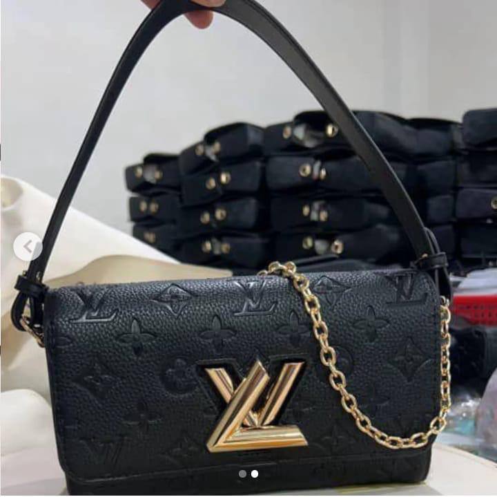 LV
90 dhs🪙💕

with box 🗃️

Zain269
♥️♥️♥️