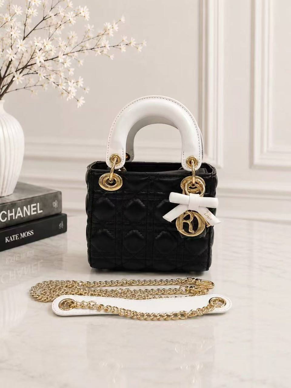 Dior
125 dhs🇦🇪🇦🇪

SIZE：17×9×14

Super good 
quality 

with box
Zain35
♥️♥️♥️