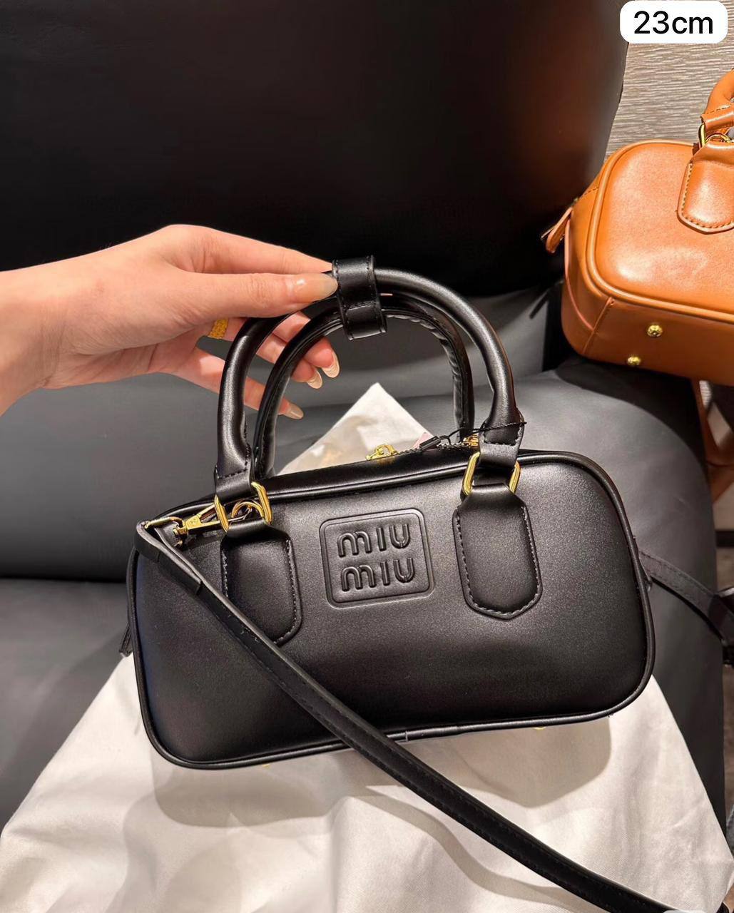 🌷 Miumiu
1⃣️ First quality +🎁
Size : 23 * 8 * 11 cm
85 dhs✅
with box🎁

Zain115
♥️♥️♥️