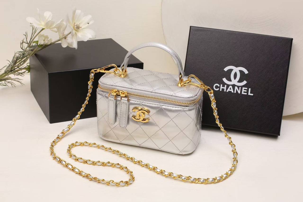 CHANEL 
NEW CAME GOOD QUALITY 
WITH BOX 
🎁🎁🎁

100 dhs✅

Zain39
♥️♥️♥️
