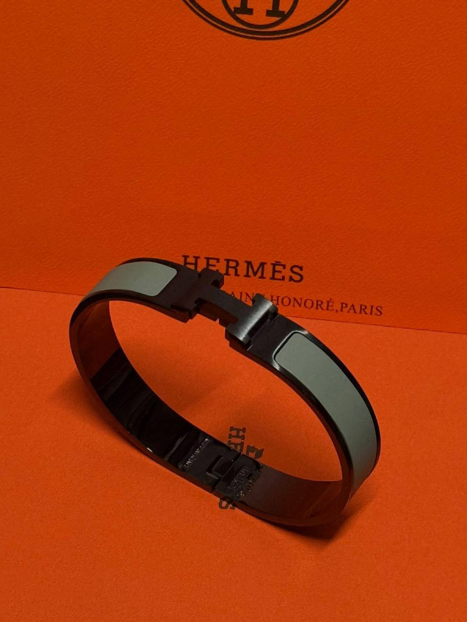 Hermes ❤️‍🔥*
Bangle ✨
Master quality 💯
Size 17,19,21
With normal boxes 📦 
55 dhs💓
With master box 🗃️ 
65 dhs💓

Zain216
♥️♥️♥️