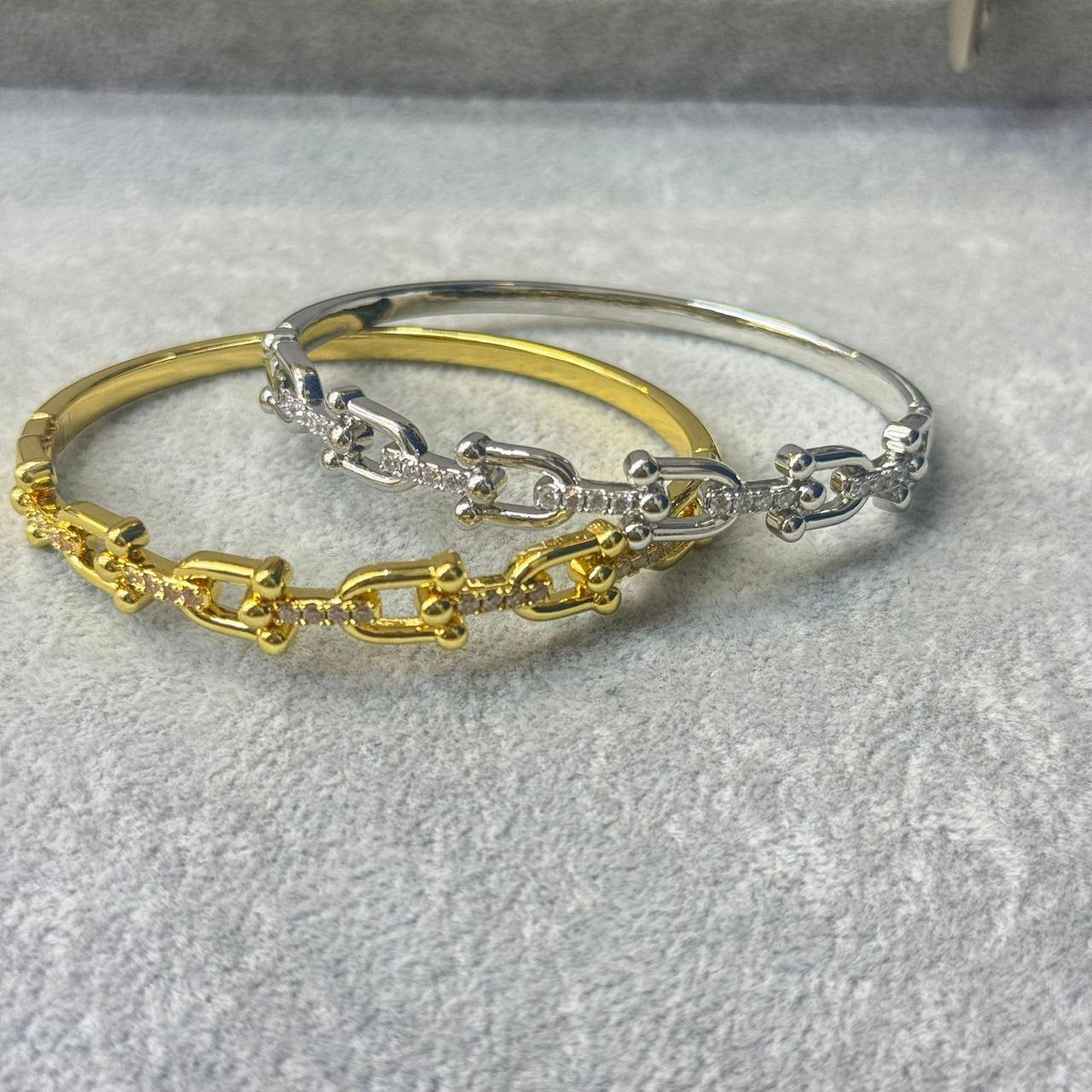*Bangle ❤️‍🔥*
good quality 💯
With black boxes 📦 
20 dhs💓
With normal boxes 🗃️ 
And paper bag🛍️
30 dhs💓

Zain216
♥️♥️♥️