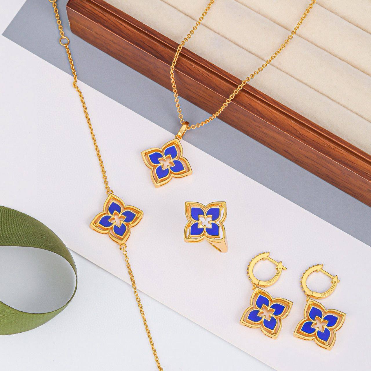 Roberto Coin SET 
Necklace Bracelet Earrings Ring 
170 dhs🪙💕 

Dhs With Box And Paper Bag
🎁🎁🎁

Zain89
♥️♥️♥️