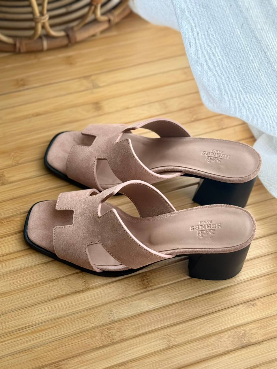 Hermes
AA quality
𝗦𝗶𝘇𝗲 𝟯𝟲 𝘁𝗼 𝟰𝟮 
450 dhs✅

Zain302
♥️♥️♥️