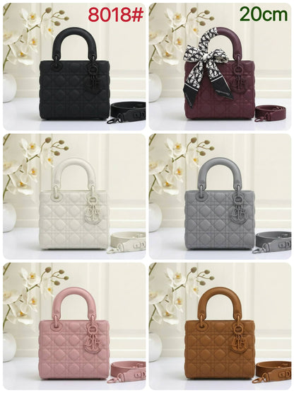 Dior
High quality 
Size：20cm
With box 
120 dhs🇦🇪🇦🇪

Zain136
♥️♥️♥️