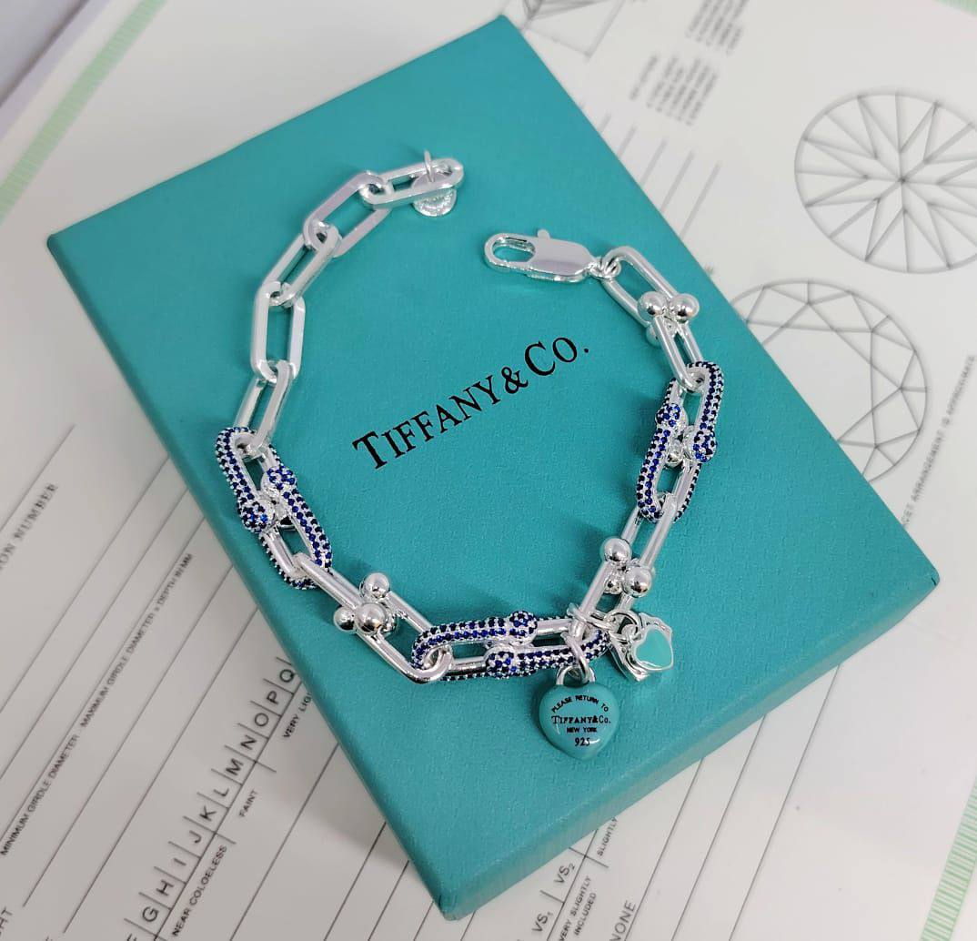 Tiffany ❤️‍🔥*
Bracelet 🦋
Master quality 💯
Non tarnish 💯
With normal boxes 🗃️ 
And paper bag 🛍️
60 dhs✅
With master box 🗃️ 
90 dhs✅

Zain216
♥️♥️♥️