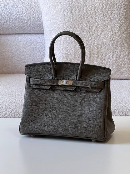 Hermes birkin 25cm💕master quality😍

with box❤️
🎁🎁🎁

400 dhs🪙🌨️

Zain52
♥️♥️♥️