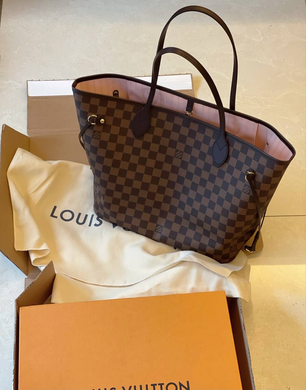 LOUIS VUITTON 
size : 47cm
95 dhs🇦🇪🇦🇪

With box🛍️
Nice quality 

Zain331
♥️♥️♥️