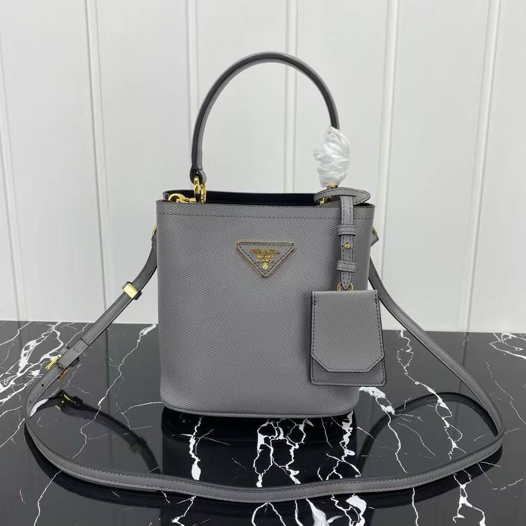 Prada

340 dhs🇦🇪🇦🇪🇦🇪


Zain153
♥️♥️♥️