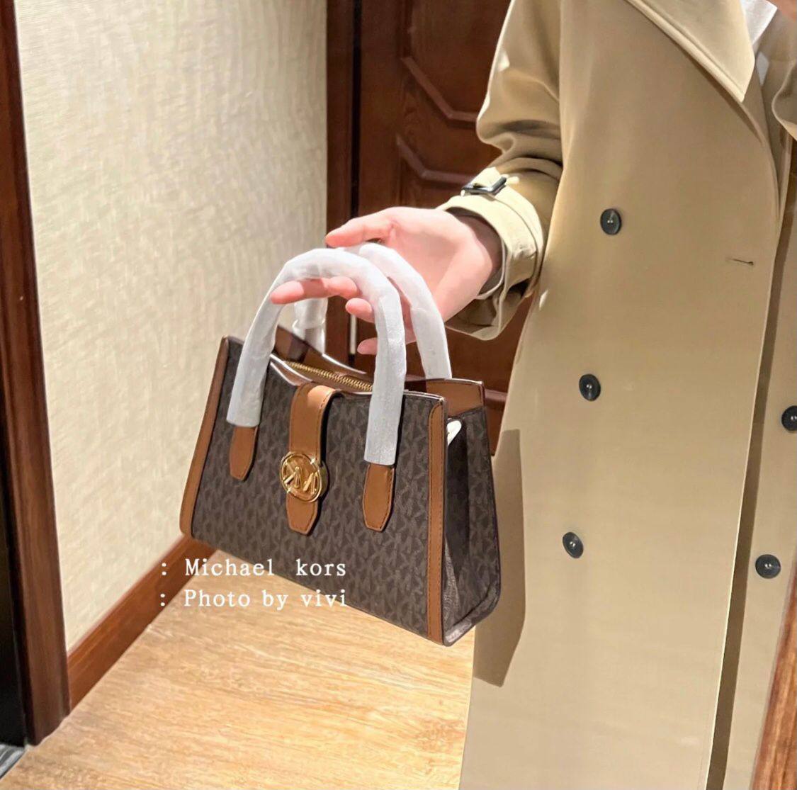 MK 
95 dhs🇦🇪🇦🇪
size 24×10×17cm

Zain213
♥️♥️♥️