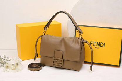 ❤️ Fendi Mamma Baguette
1️⃣ First quality +🎁
Size : 24 * 17 * 9 cm
80 dhs❣️

with box 🎁

Zain115
♥️♥️♥️