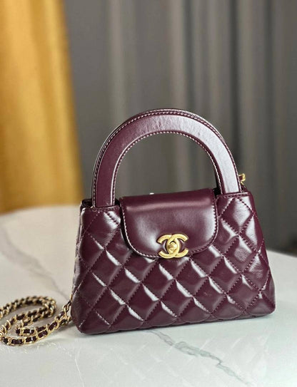 Chanel
95 dhs🪙
size：22cm

Good quality 

with box
🎁🎁🎁

Zain39
♥️♥️♥️