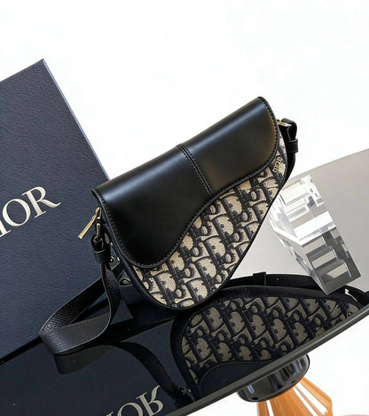 DIOR 

NEW CAME 
MINI SIZE 
UNISEX  
WITH BOX
95 dhs🇦🇪🇦🇪

Zain39
♥️♥️♥️