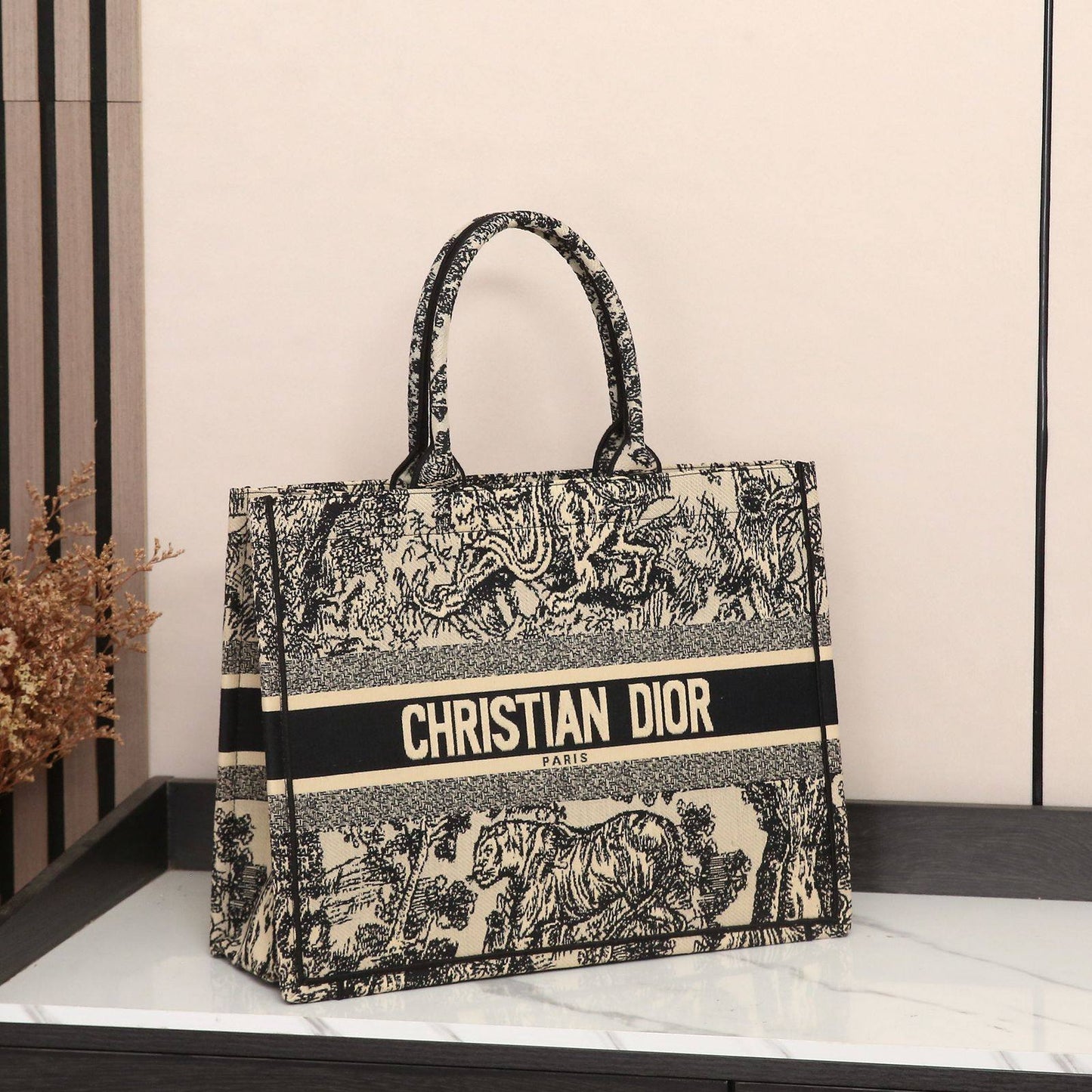 Dior
Best quality
With box’s
🎁🎁🎁

120 dhs❣️
size 41cm

Zain158
♥️♥️♥️