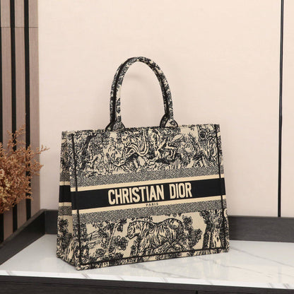Dior
Best quality
With box’s
🎁🎁🎁

120 dhs❣️
size 41cm

Zain158
♥️♥️♥️