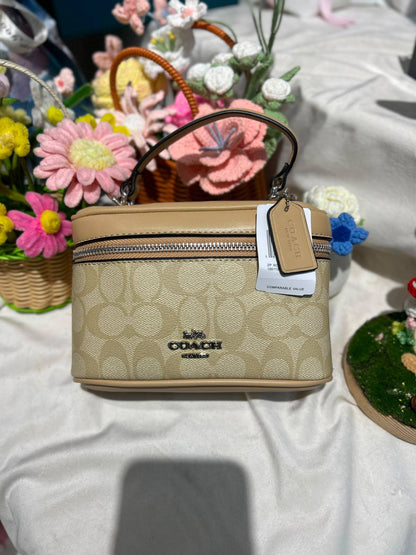 COACH 

19cm  
with box 📦 

105 dhs🇦🇪🇦🇪


Zain44
♥️♥️♥️