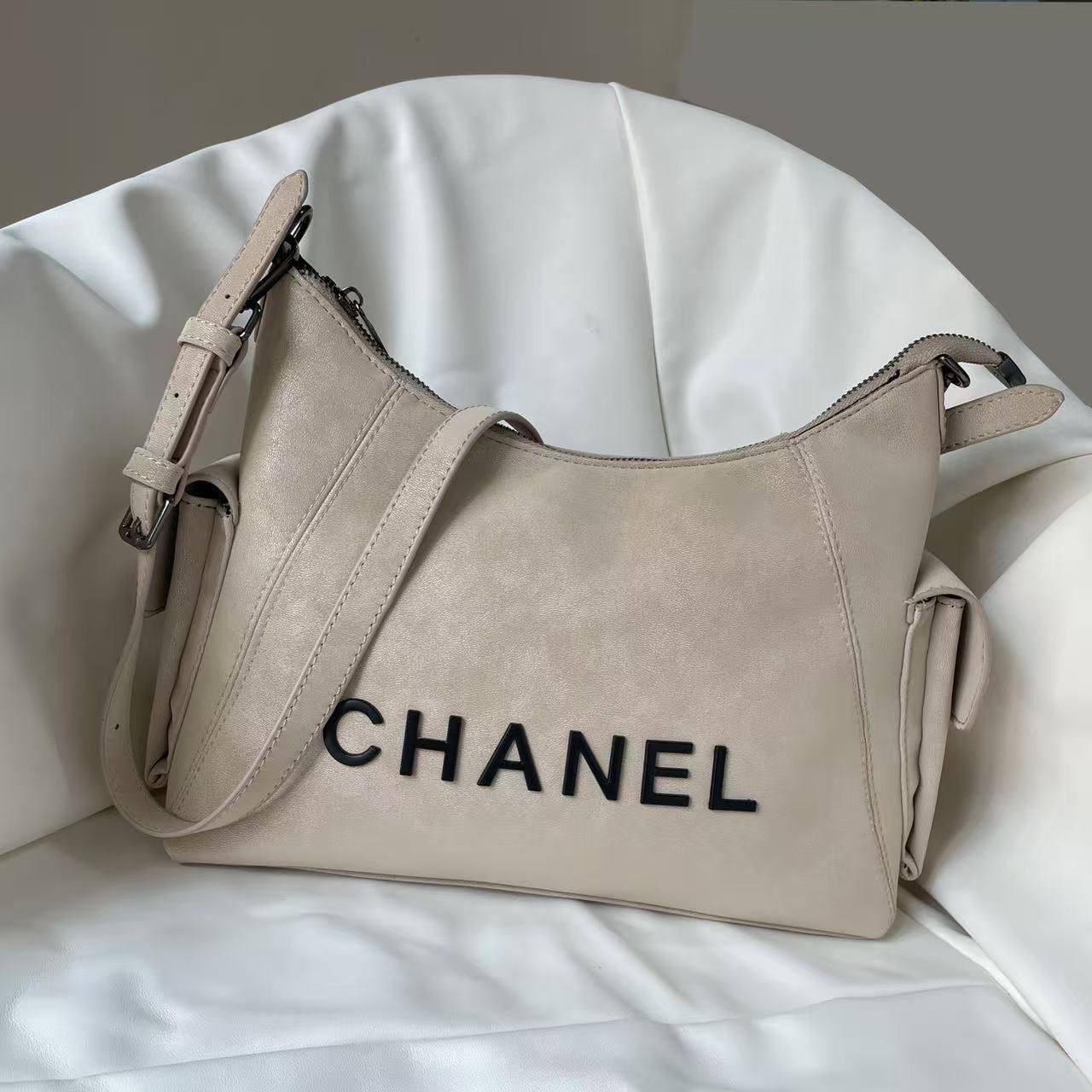 Chanel
95 dhs❣️

Zain177
♥️♥️♥️