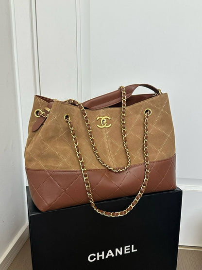 Chanel 
Master🌺🌺
#34cm=330 dhs✅
#24=310 dhs✅

Zain228
♥️♥️♥️