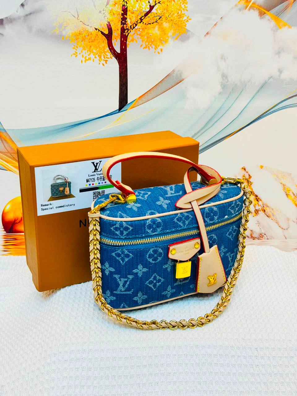 LV 
Best quality with box’s 
100 dhs🇦🇪🇦🇪
size 19 CM

Zain290
♥️♥️♥️