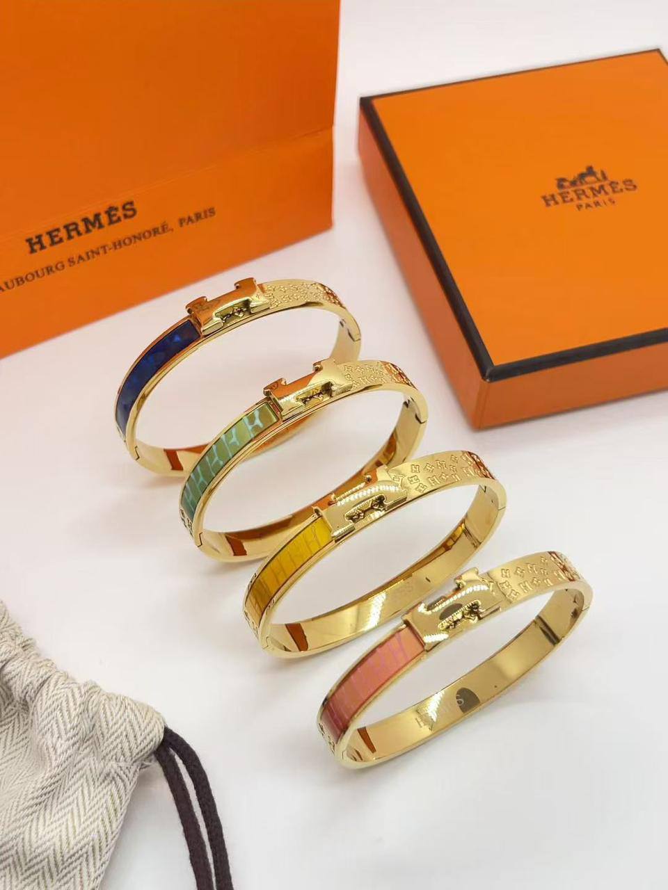 *Offer Bangle* 🍁
Stainless non tarnished 

20 dhs🪙🌨️
simple box
30 dhs🪙🌨️
name box 📦

Zain48
♥️♥️♥️