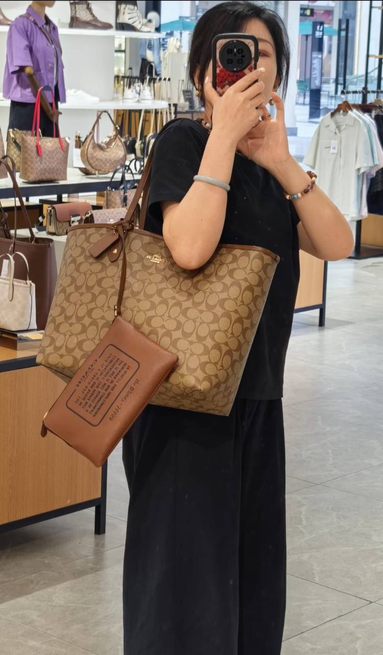 Coach 
100 dhs✅
with box
size 42×14×30cm

Zain42
♥️♥️♥️
