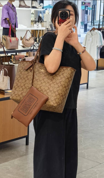 Coach 
100 dhs✅
with box
size 42×14×30cm

Zain42
♥️♥️♥️