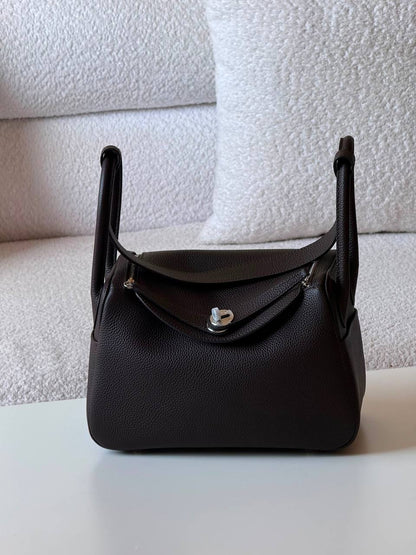 Hermes Lindy 26cm💕super master quality😍with box❤️
460 dhs💓

Zain52
♥️♥️♥️