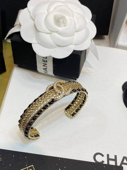 MASTER BANGLE
CHANEL
✨💫
55 DHS🇦🇪
WITH BOX AND PAPER BAG 🛍️🎁

Zain89
♥️♥️♥️