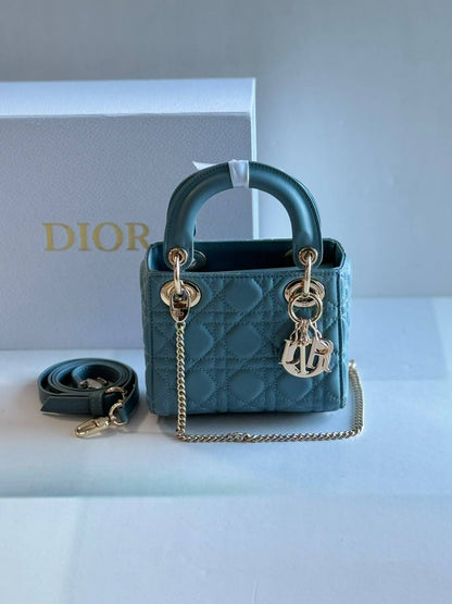 Dior

17Cm 
With Box
280 dhs🇦🇪🇦🇪

Zain131
♥️♥️♥️