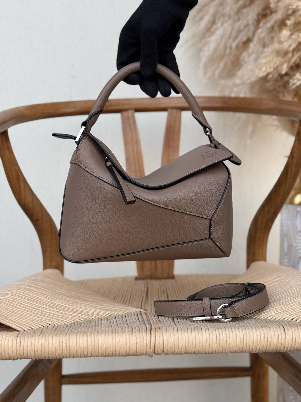 LOEWE

24cm
370 dhs💓

Top quality 

With box🎁

Zain167
♥️♥️♥️