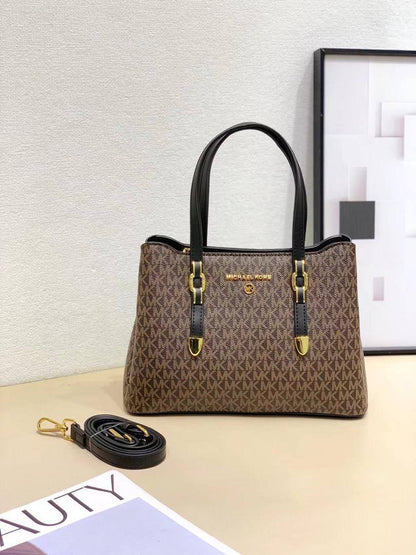 Mk 
95 dhs💓
size 27×11×19cm

Zain213
♥️♥️♥️