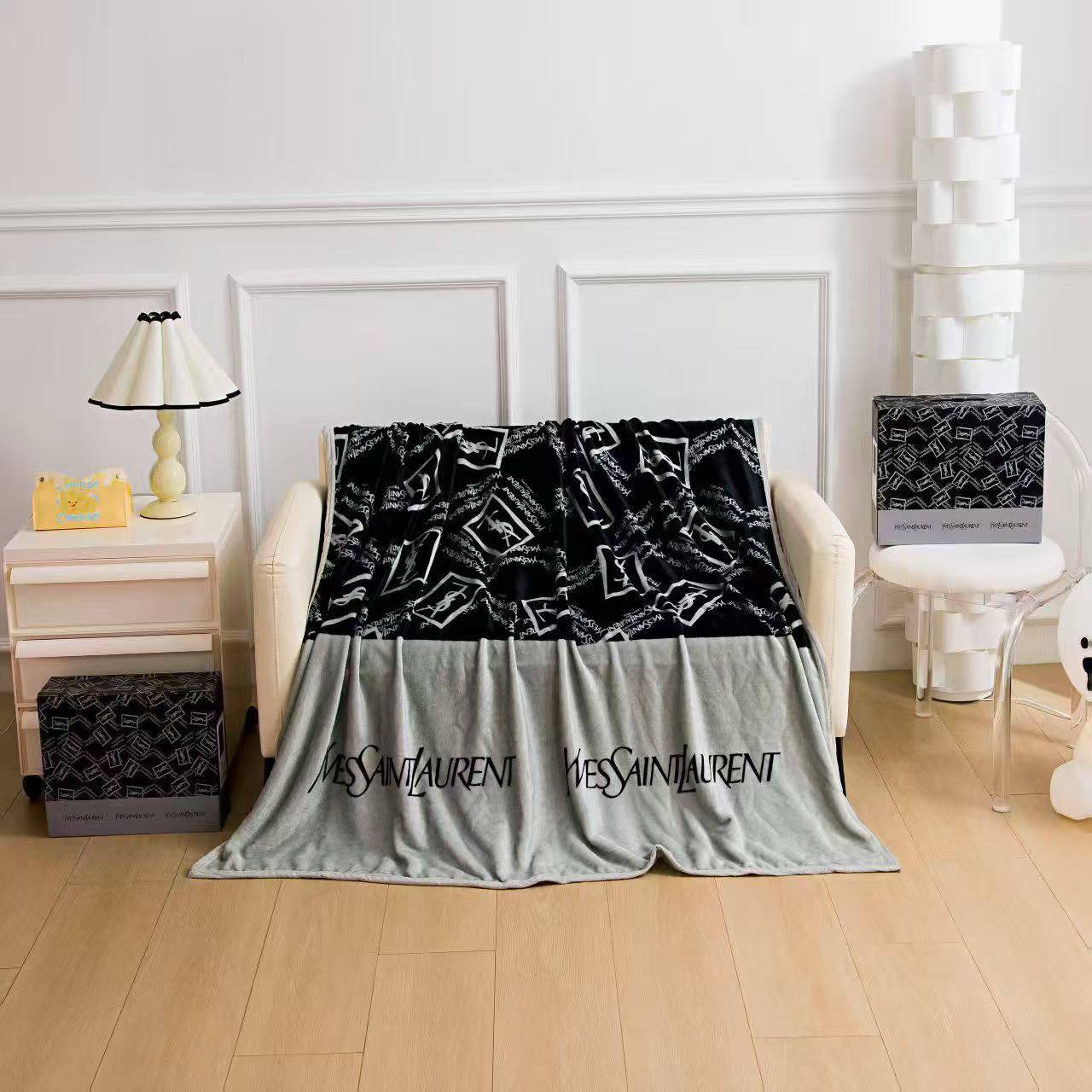 Blanket 

200*230 cm
Double size 

55 dhs💓

with box
🎁🎁🎁

Zain17
♥️♥️♥️