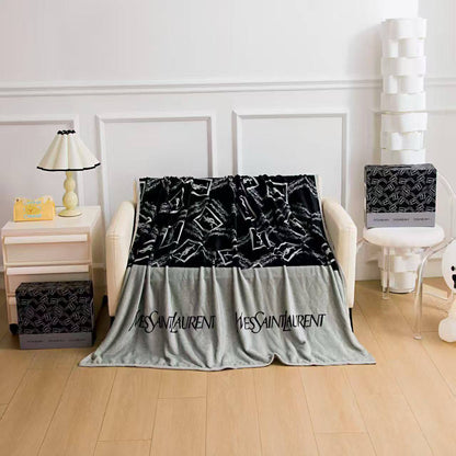 Blanket 

200*230 cm
Double size 

55 dhs💓

with box
🎁🎁🎁

Zain17
♥️♥️♥️