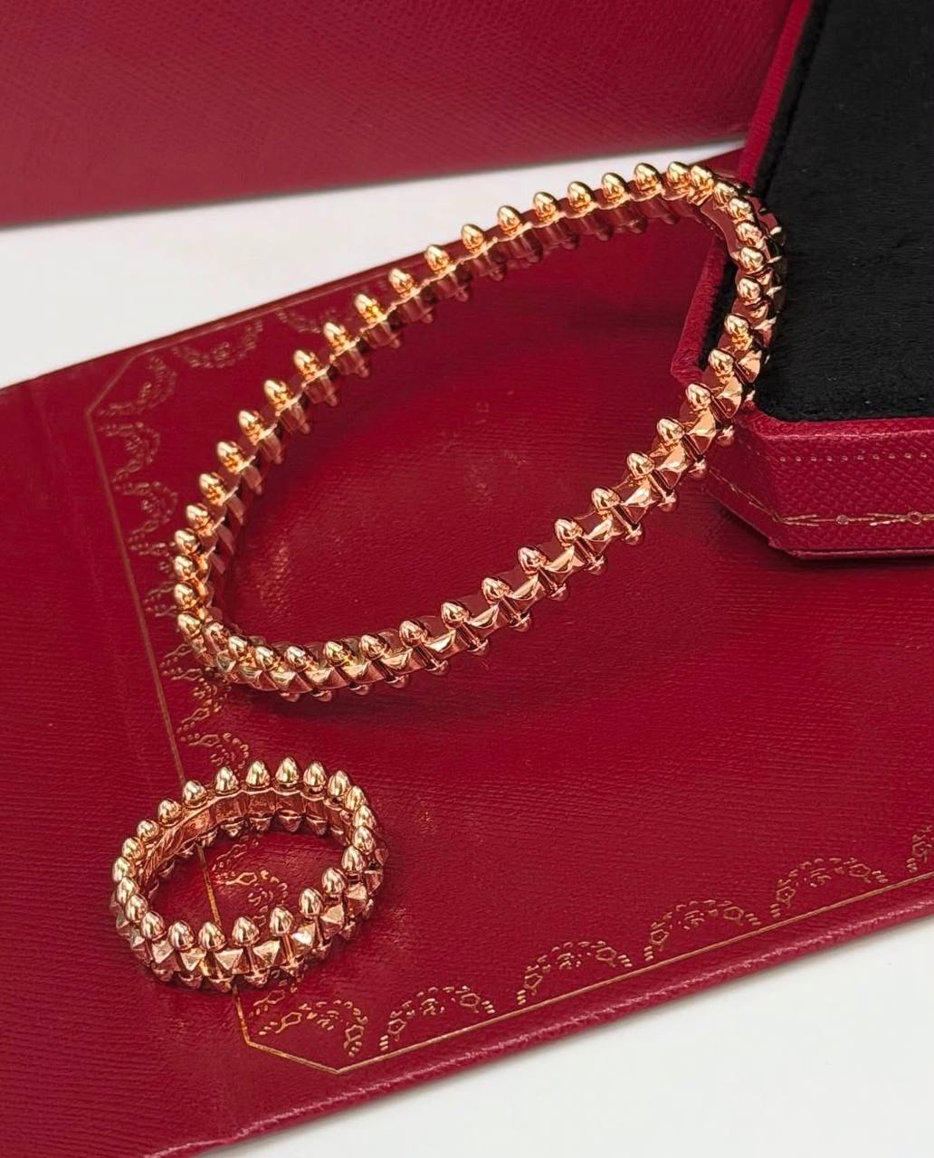 CARTIER ❤️‍🔥*
Bangle 💥
Ring 💍 available size👇
6,7,8,9
Master quality 💯
With normal boxes 🗃️ 
110 dhs💓
With master box 📦 
150 dhs💓

Zain216
♥️♥️♥️