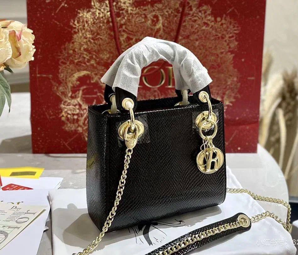 Lady Dior 

First quality +🎁

Size : 18 * 14 * 7 cm

95 dhs🇦🇪🇦🇪

with box 🎁

Zain115
♥️♥️♥️